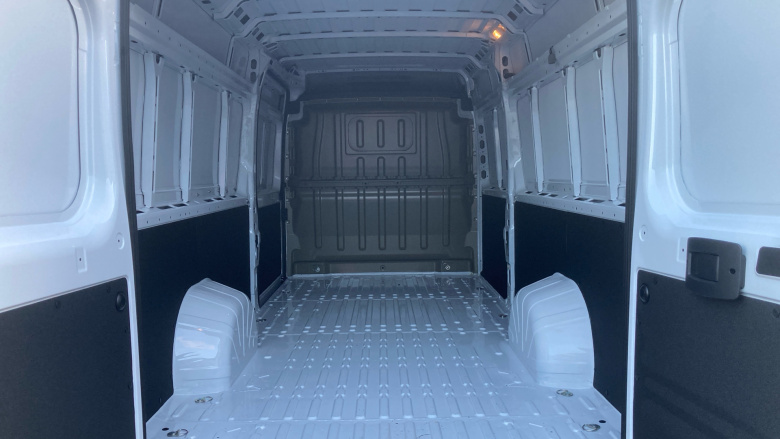 Peugeot Boxer 3500 Heavy L4 Diesel 2.2 BlueHDi 140 H2 Van Professional